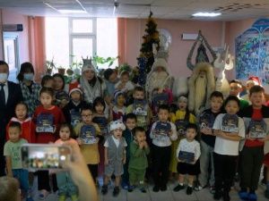 Чысхаан, Дед Мороз и Хаарчаана вручили подарки детям в больницах