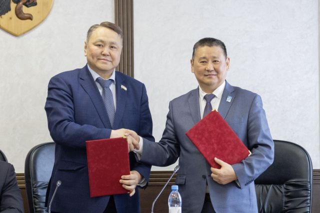 Якутская городская Дума и Районный Совет депутатов Хангаласского улуса подписали соглашение о сотрудничестве