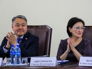 Альберта Семенова поздравляет глава Якутска Сардана Авксентьева