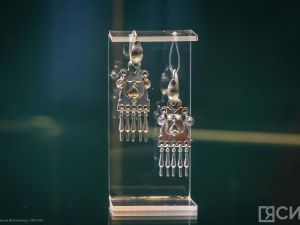 В НХМ Якутии открылась выставка всемирно известного художника-ювелира Александра Манжурьева