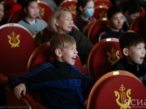 «Ёлки последние» первыми посмотрели школьники из Якутии