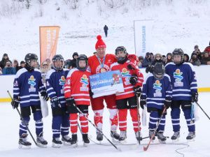 Зрелищной ничьей завершился матч звёзд мирового хоккея с якутской командой у Ленских столбов