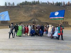 Фотофакт: в Хангаласском улусе прошел автопробег, приуроченный ко Дню Государственности Якутии