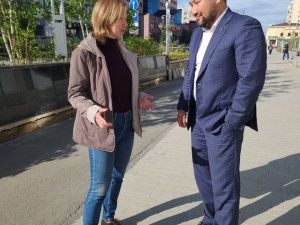 Мэр Якутска прошел с директором Ботсада по проспекту Ленина