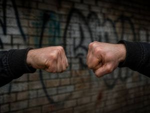 Оскорбление матери привело к уголовному делу: школьник сломал нос однокласснику