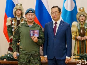 Айсен Николаев вручил якутянам государственные награды в преддверии Нового года