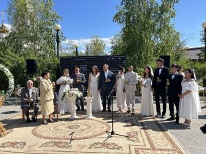 В День семьи, любви и верности в Якутии молодожёнам передали огонь со Всероссийского семейного очага 