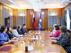 Айсен Николаев наградил лучших наставников Якутии