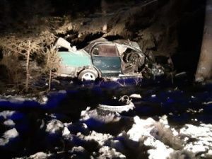 В Якутии пьяный водитель съехал с дороги и врезался в дерево