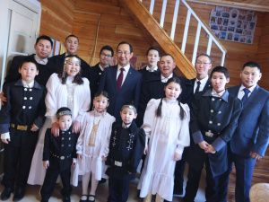 Глава Якутии побывал в гостях у многодетной семьи, проживающей в Намском улусе