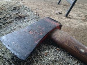 В Якутии работник золотодобывающей компании зарубил топором коллегу и угрожал убийством свидетелю