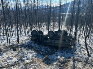 Смерть на трассе Колыма: опрокинулся на повороте Урал…