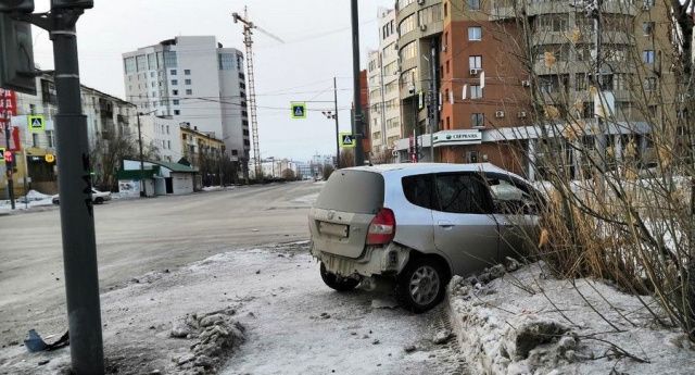 В центре Якутска иномарка вылетела на тротуар