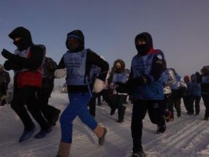 Старт! Марафонцы побежали по экстремальной оймяконской трассе