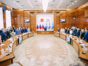 Айсен Николаев вручил государственные награды работникам науки Якутии