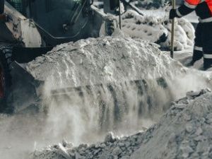 Жители села Пригородный активно чистят снег в частном секторе