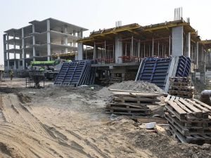 Глава Якутии проверил строительство жилого комплекса в Верхневилюйске