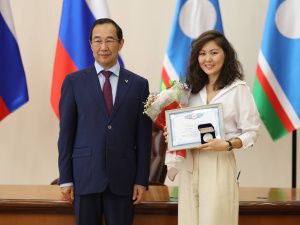 Айсен Николаев наградил представителей строительной отрасли Якутии