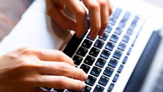 В Вилюйском улусе педагога, работавшего дистанционно, незаконно уволили за прогулы