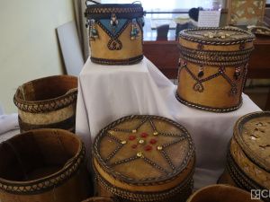 В Якутске презентовали книгу  о мастерах берестяных изделий  «Өбүгэ ситимэ»