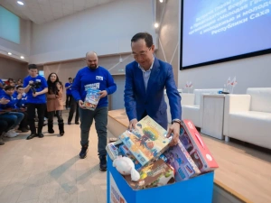 Айсен Николаев пригласил волонтеров и молодежных активистов Якутии участвовать в предварительном голосовании «Единой России»