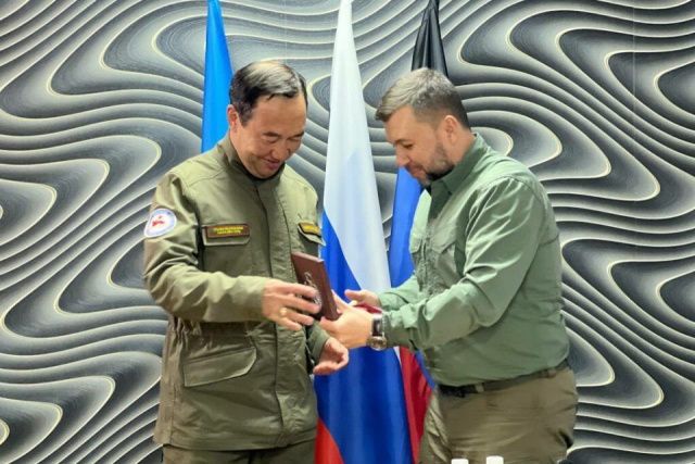 Айсену Николаеву вручили награды ДНР
