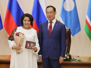Айсен Николаев вручил государственные награды матерям Якутии