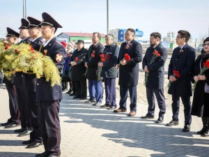 В Якутске возложили цветы в Парке Победы в честь памяти о воинах-якутянах и тружениках тыла