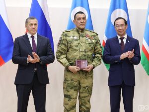 Зампред правительства России Юрий Трутнев вручил госнаграды военнослужащим и добровольцам Якутии