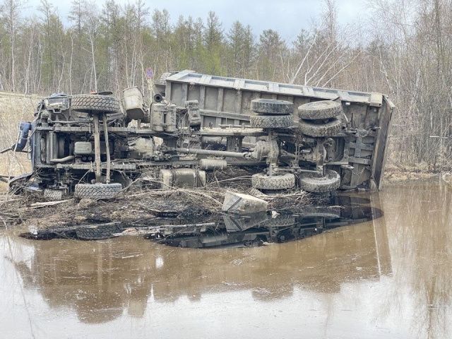 В Намском улусе опрокинулся большегруз: Водитель госпитализирован
