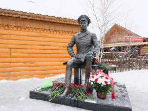 В Якутске возложили цветы к памятнику Степану Аржакову в честь его 125-летия