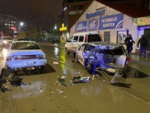 Вчера Тойота протаранила 4 автомашины — пострадали трое