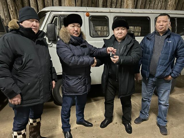 Воинам из Якутии в зоне СВО передали машины из Нюрбинского района