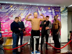 Взвешивание и дуэль взглядов: боксеры турнира «Вызов Севера» продемонстрировали готовность к бою