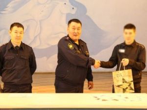 В исправительной колонии № 1 победитель спортивной настольной игры удостоился книги Петра Павлова «Покорившие Олимп»