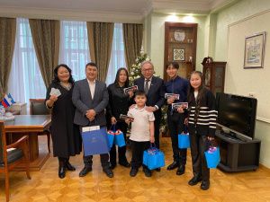 Постоянный представитель Якутии при Президенте России встретился с родными раненного военнослужащего в рамках акции «Ёлка Добра»