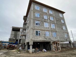 Дмитрий Садовников проверил ход строительства многоквартирных домов в Усть-Алданском районе