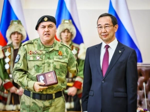 Айсен Николаев вручил якутянам государственные награды России и республики