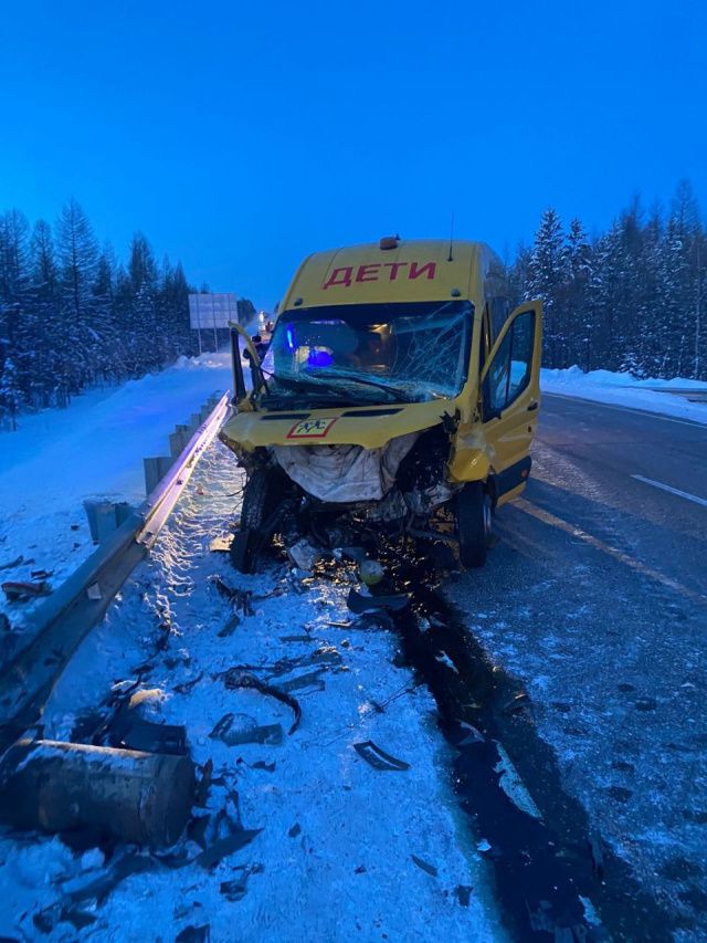 Тройное ДТП с автобусом на автодороге Лена — трое в больнице