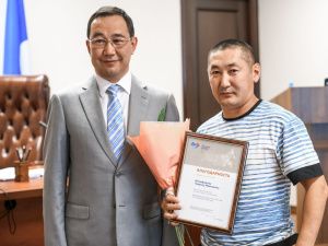 Айсен Николаев наградил лучших работников торговли