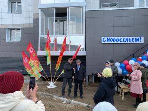 Многоквартирный дом для переселенцев из аварийного жилья ввели в селе Харбалах Таттинского района