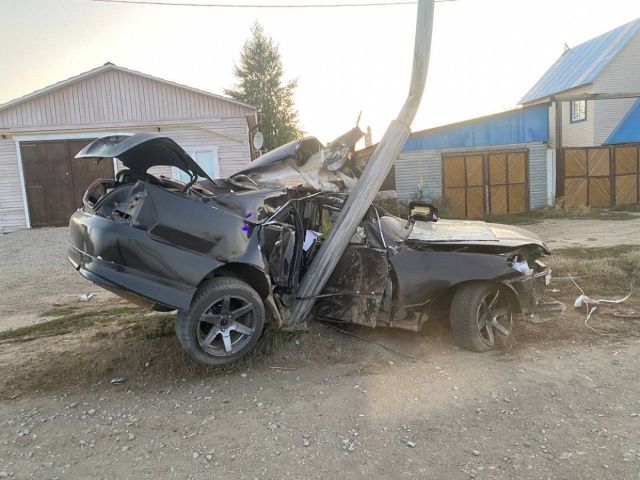 В Якутске водитель получил тяжелые травмы, врезавшись в опору уличного освещения
