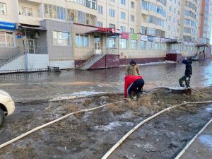 В Якутске в усиленном режиме ведутся работы по отводу и откачке талых вод