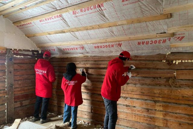 В Якутии добровольцы помогли семье со строительством дома