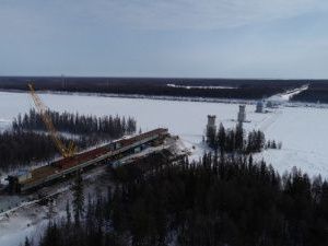 В Нюрбинском районе приступили к установке первого пролёта моста через реку Марху
