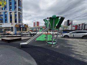 В Якутске 8-летняя девочка упала с башни на детской площадке из-за отсутствия ограждающего бортика и получила перелом позвонка