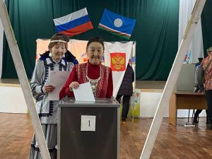 В Хангаласском районе члены избирательных комиссий нарядились в национальные костюмы