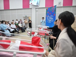 В Перинатальном центре Якутска состоялась торжественная выписка первых  новорожденных в Год семьи в России и в Год детства в Якутии