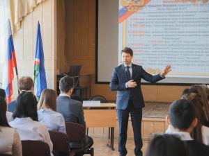 Сардана Авксентьева и Владимир Федоров провели открытые уроки в школах Якутска