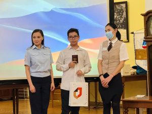 В Якутске юным горожанам торжественно вручили паспорта ко Дню Конституции РФ